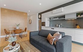 Modern 1-Bed With Close To Shops